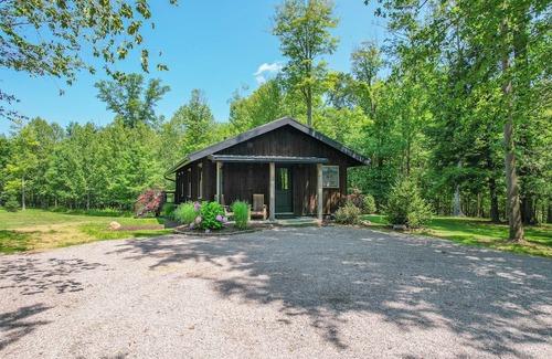 Madison Cabina | Luxury Lodge w/Hot Tub, Fire Pit & Scenic Trails on 450-Acre Ohio Wine Country