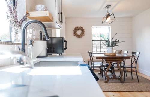 Madison Cabina | Modern Farmhouse w/Hot Tub, Lake Views & Scenic Trails in Ohio Wine Country