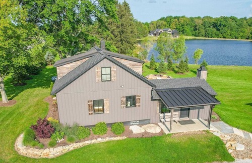 Madison Cabina | Modern Farmhouse w/Hot Tub, Lake Views & Scenic Trails in Ohio Wine Country
