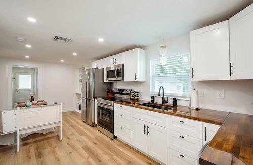 Harbor Hills Of Palm Harbor Cabaña | Fully renovated with 2 bedrooms, 1.5 bathrooms, pet friendly & hot tub