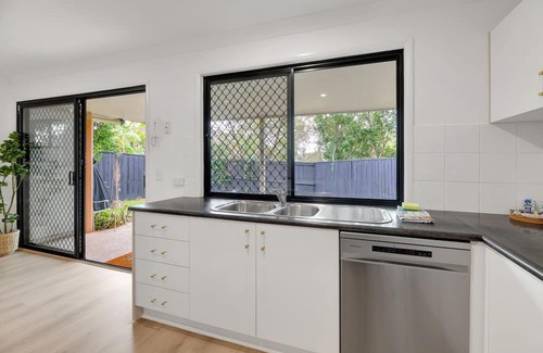 Carindale Casa | Homely 3-Bed Townhouse with Pool & Gym Access