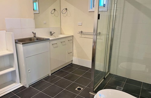 Windermere Park Apartamento | Cabin style garden studio near the lake with private access.