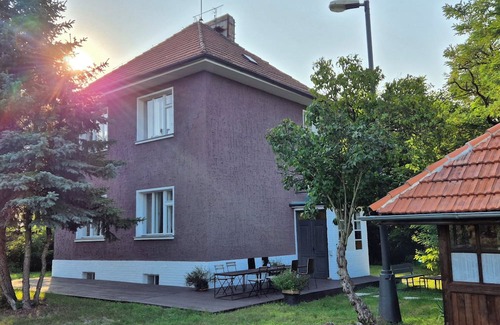 Velvary Casa | Unique and Private Country House with Sauna, Jacuzzi and Hawaiian Hothouse Spa!