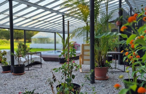 Velvary Casa | Unique and Private Country House with Sauna, Jacuzzi and Hawaiian Hothouse Spa!