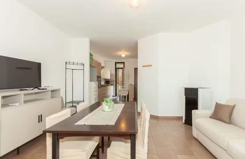 Cesate Cabaña | Villa luminosa con balcone e jacuzzi, zona Milano