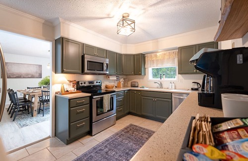 Summerlee Casa | NRG Entertainment Retreat - Swimming Pool - Rock Climbing - Gameroom - Theater