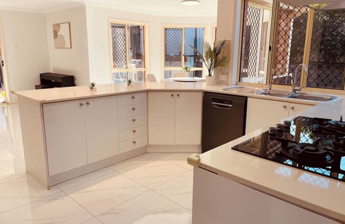 Carindale Casa | Spacious 5-bedroom house in lovely Carindale with AC