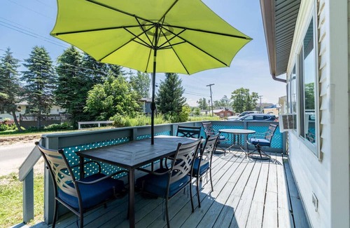 Irving Casa | The Pietroman: Cottage in Sunset Bay with Fire Pit