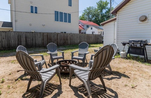 Irving Casa | The Pietroman: Cottage in Sunset Bay with Fire Pit