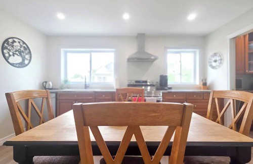 Chatham-Kent Apartamento | Blue Forest apartment is close to downtown. A/C kitchen and laundry all provided