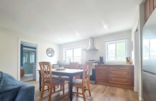 Chatham-Kent Apartamento | Blue Forest apartment is close to downtown. A/C kitchen and laundry all provided