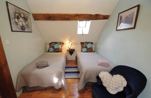 Saint-Germain-des-Grois Cama Y Desayuno | Lovely Perche house with tastefully furnished interior. Cosy bedrooms.