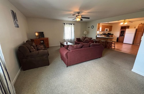 Quincy Apartamento | Spacious 2BR Apt – Families, Couples & Business Travelers