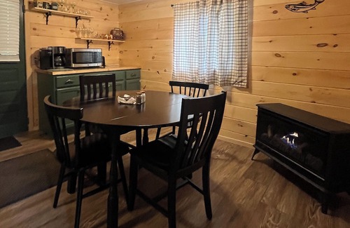 East Hickory Casa | Trout View Cottage-Creekside fire pit, 2 bedrooms Sleeps 6 near ANF fun!