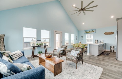 Galveston Casa | Crystal Beach 3BR | Beachfront & Deck