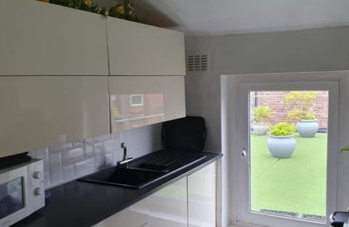 Warrington Apartamento | Planet 9 : One-Bedroom Apartment with Balcony