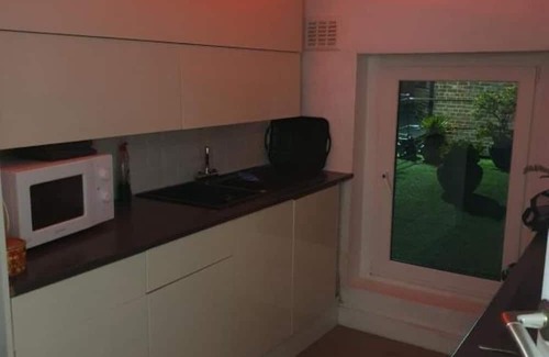 Warrington Apartamento | Planet 9 : One-Bedroom Apartment with Balcony
