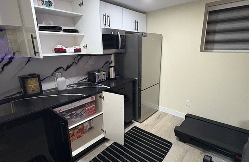 Transcona Casa | Cozy Lakeview Family Suite