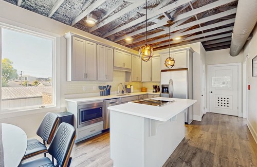 Northside Apartamento | Northshore, upstairs apartment with balcony, full kitchen & pet friendly!