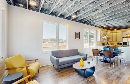 Northside Apartamento | Northshore, upstairs apartment with balcony, full kitchen & pet friendly!
