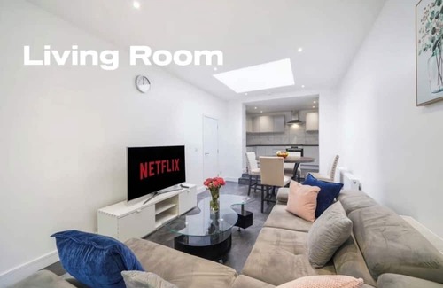 Fryent Apartamento | Modern 3 Bed room Apartment with 4 Beds and 2 Full Bathrooms - Sleeps 6