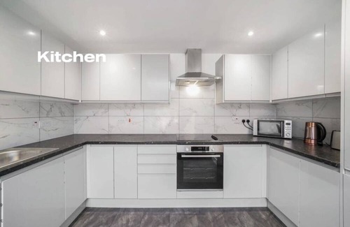 Fryent Apartamento | Modern 3 Bed room Apartment with 4 Beds and 2 Full Bathrooms - Sleeps 6