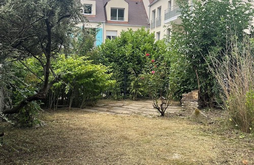 Mezieres-sur-Seine Casa | Bright little house in village center, close to all amenities.