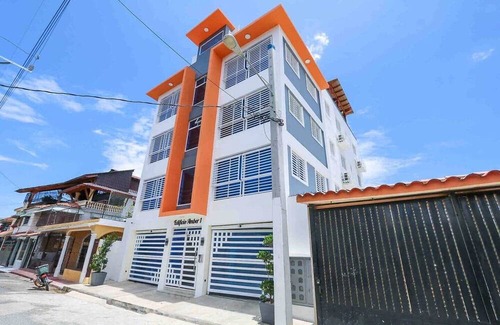 San Cristobal Apartamento | Beautiful 2Bd/2bath apt W. AC, Garage & roof top