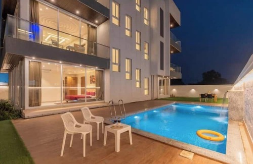 Talegaon Dabhade Villa | 5BHK Delight -Mountain View/Steam Room, Pool table