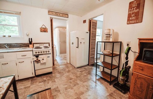 Arkdale Cabina | Enchanting bee inspired 2-bedroom cabin in Arkdale