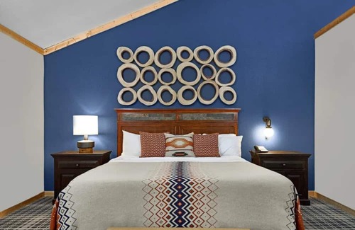 Mammoth Lakes Hotel | Scenic Alpine Room Near Mammoth Mountain, Great for Skiing and Lake Walks