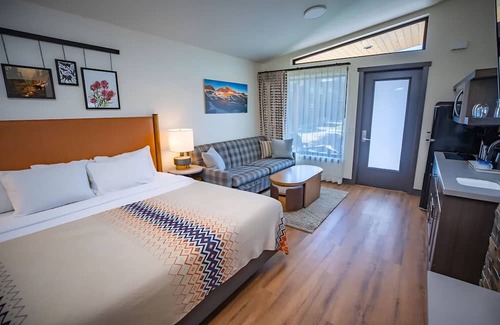 Mammoth Lakes Hotel | Alpine Room w/Private Parking, Steps from Adventure & Mammoth Ski Shuttle Stop