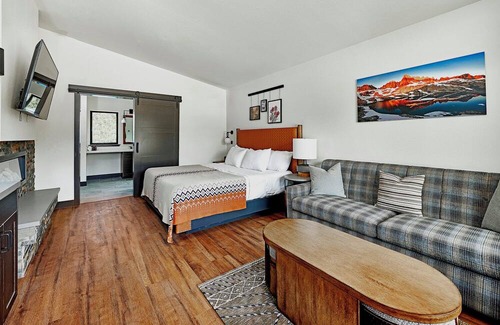 Mammoth Lakes Hotel | Alpine Room w/Private Parking, Steps from Adventure & Mammoth Ski Shuttle Stop
