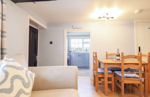 Halfway House Cabaña | LOCKMANS COTTAGE, pet friendly, with a garden in Llandrinio