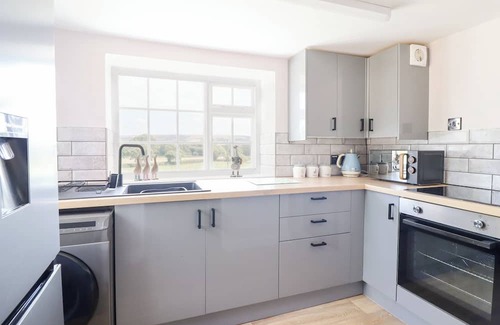 Halfway House Cabaña | LOCKMANS COTTAGE, pet friendly, with a garden in Llandrinio