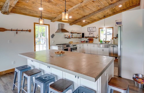 Averill Park Casa | Rustic, Modern, Great for Groups! Crooked Lake Gem