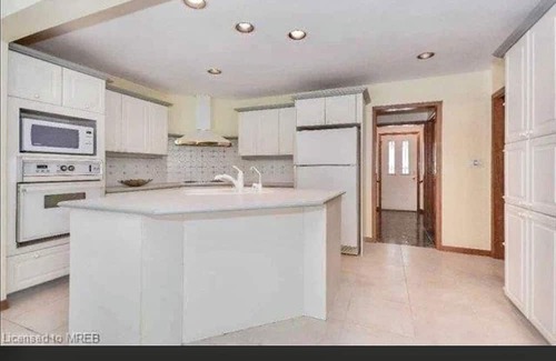 Guelph Casa | University of Guelph-2km nDetached home on a private cul de sac, 2500 sq ft.