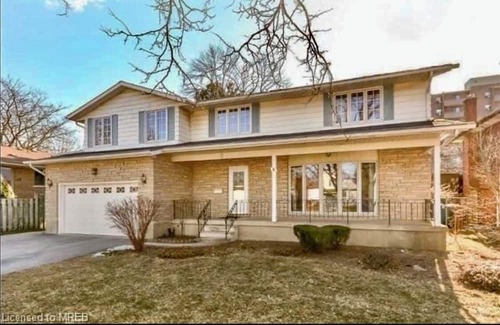 Guelph Casa | University of Guelph-2km nDetached home on a private cul de sac, 2500 sq ft.