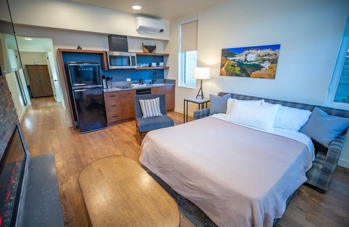 Mammoth Lakes Hotel | Family Alpine Room with Pool Access Near Mammoth Mountain & Scenic Trails