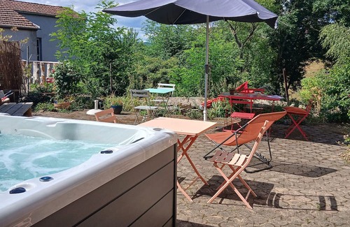Saint-Christophe-dʼAllier Casa | Country House 'Nature Bien-être' with Mountain View, Shared Terrace and Private Garden