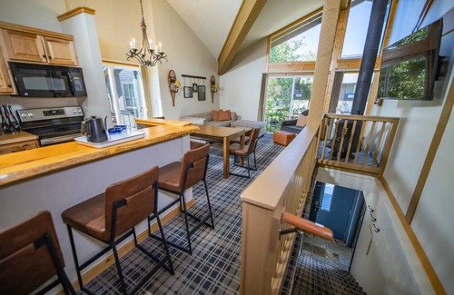 Mammoth Lakes Hotel | Scenic Alpine Room Near Yosemite Tioga Pass, Ski Rentals & Trailheads