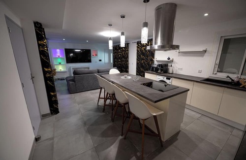 14th Arrondissement Villa | Villa celesto private pool and jacuzzi in marseille