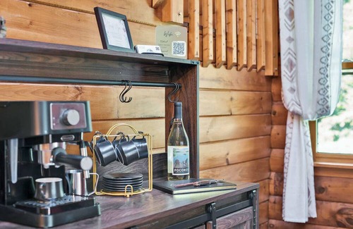 Newfoundland Cabina | Secluded Log Cabin w/ Hot Tub, Fire Pit, Game Room