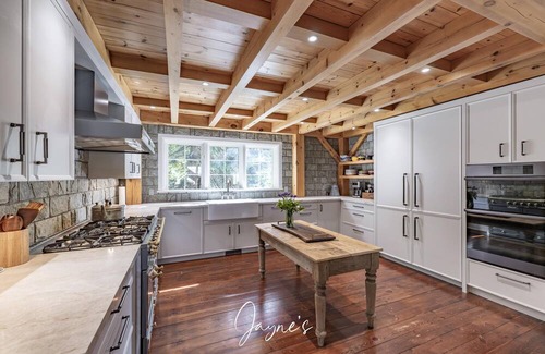 Gravenhurst Cabaña | Unique 4 bed 5 bath cottage with 3 bed 2 bath guest cottage on Lake Muskoka