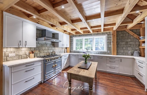 Gravenhurst Cabaña | Unique 4 bed 5 bath cottage with 3 bed 2 bath guest cottage on Lake Muskoka