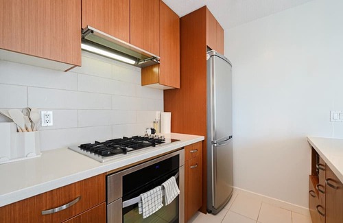 Coquitlam Apartamento | Axis Peak: Entire Private Condo Unit, 1 parking space