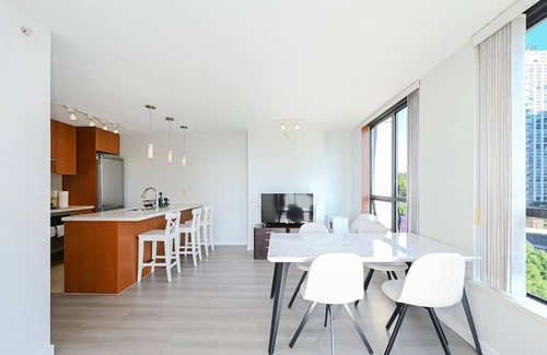 Coquitlam Apartamento | Axis Peak: Entire Private Condo Unit, 1 parking space