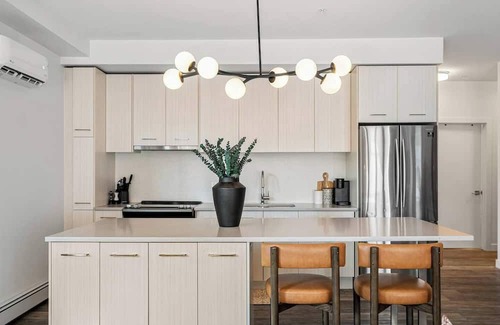 Whyte ave Condominio | Stylish ground-floor suite steps from Whyte Ave, cafes, and river trails