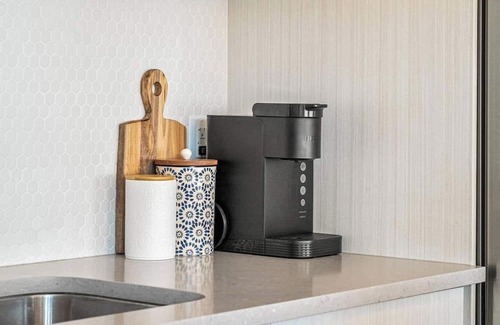 Whyte ave Condominio | Stylish ground-floor suite steps from Whyte Ave, cafes, and river trails