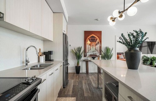Whyte ave Condominio | Stylish ground-floor suite steps from Whyte Ave, cafes, and river trails